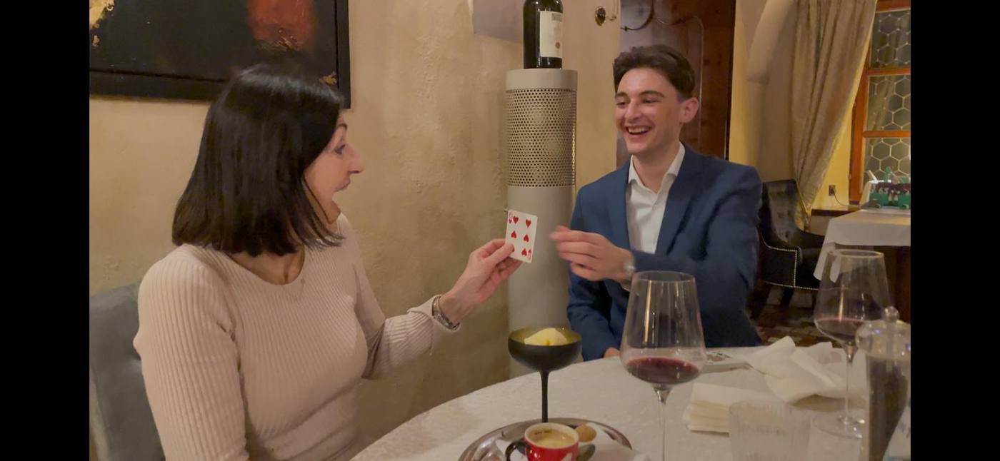 Gast staunt über Close-up-Magie direkt am Tisch